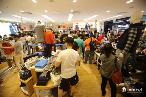 Cửa hiệu sang chảnh đông nghẹt khách ngày Black Friday - ảnh 10