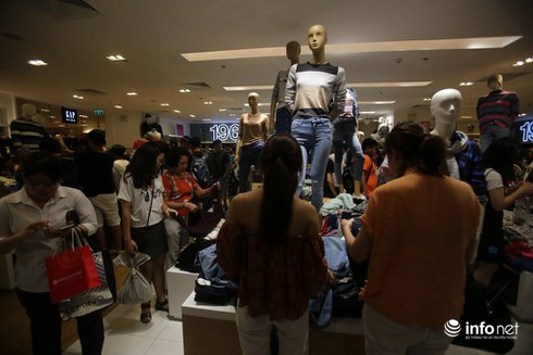 Cửa hiệu sang chảnh đông nghẹt khách ngày Black Friday - ảnh 9