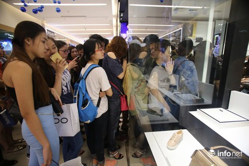 Cửa hiệu sang chảnh đông nghẹt khách ngày Black Friday - ảnh 3
