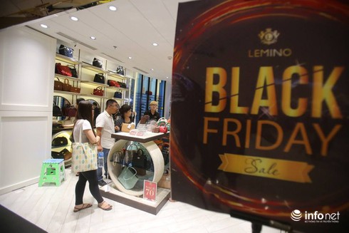 Cửa hiệu sang chảnh đông nghẹt khách ngày Black Friday - ảnh 6