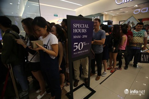 Cửa hiệu sang chảnh đông nghẹt khách ngày Black Friday - ảnh 1