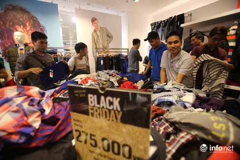 Cửa hiệu sang chảnh đông nghẹt khách ngày Black Friday - ảnh 7