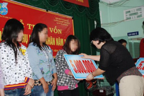 An Giang chăm lo cuộc sống cho nạn nhân buôn người - ảnh 1