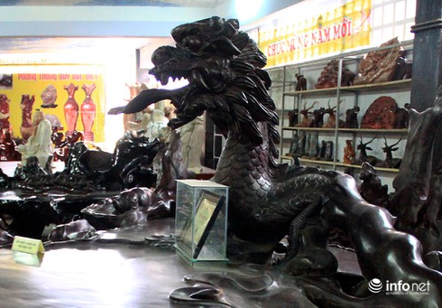 Ngắm bộ bàn ghế gốc gỗ sao chạm 12 con giáp lớn nhất nước - ảnh 9