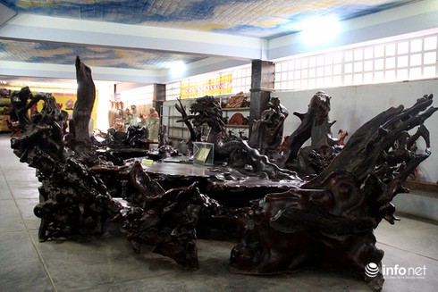 Ngắm bộ bàn ghế gốc gỗ sao chạm 12 con giáp lớn nhất nước - ảnh 3