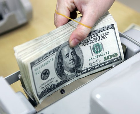 TP.HCM: Tạm giữ người mang 100 ngàn USD nghi làm giả đến ngân hàng đổi - ảnh 1