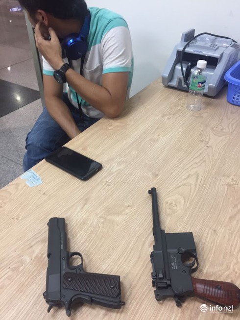 Nam hành khách “xách tay” hai khẩu súng từ Hồng Kông - ảnh 1