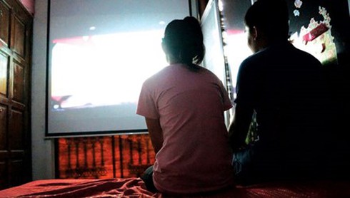 Bé gái 13 tuổi bị bạn trai rủ đi cà phê xem phim HD rồi làm chuyện