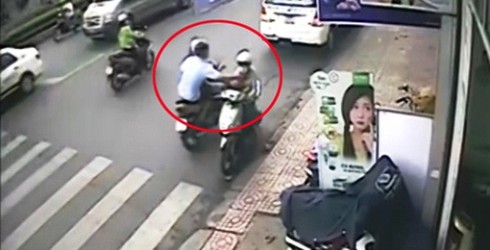 Du khách nước ngoài bị cướp túi xách trên phố Sài Gòn - ảnh 1
