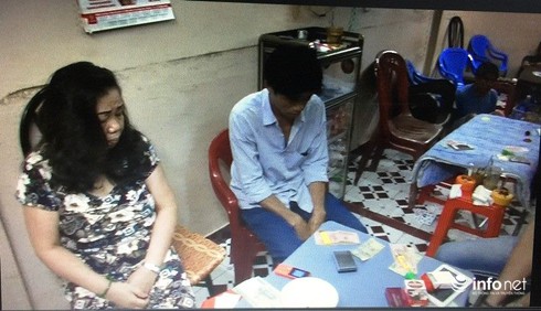 Vây bắt sòng bạc do “quý bà” cầm đầu, con bạc nháo nhào bỏ chạy - ảnh 1