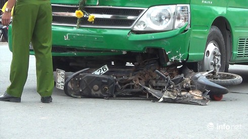 Xe khách cuốn xe máy vào gầm, một người tử vong - ảnh 1