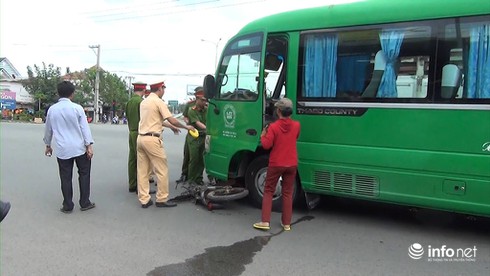 Xe khách cuốn xe máy vào gầm, một người tử vong - ảnh 2