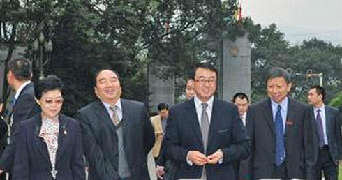 Sau Đại hội 18, Trung Quốc mạnh tay dẹp bỏ tham quan - ảnh 2