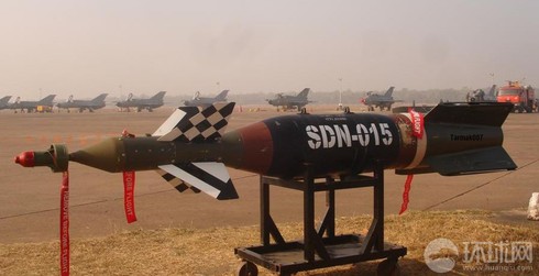 Ấn Độ sử dụng bom dẫn đường laser tự chế - ảnh 1