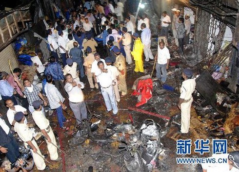 Ấn Độ rung chuyển vì đánh bom liên hoàn - ảnh 2