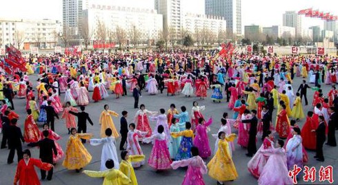 Mỹ-Nhật-Hàn cứ điều quân, dân Triều Tiên cứ ca múa - ảnh 3