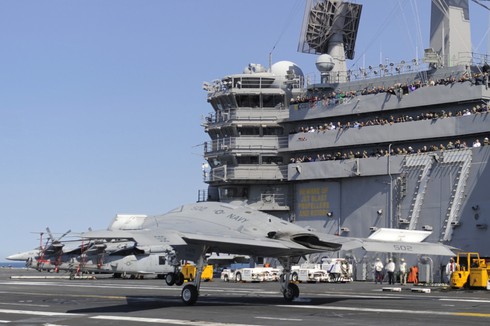 UAV tàng hình X-47B hạ cánh thành công trên tàu sân bay - ảnh 2