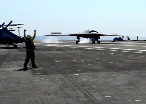 UAV tàng hình X-47B hạ cánh thành công trên tàu sân bay - ảnh 3