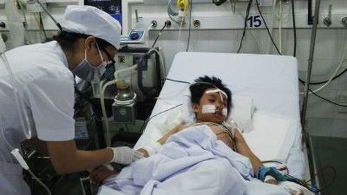 TPHCM: Sốc sốt xuất huyết, trẻ nôn ra máu, chảy máu mũi, đi ngoài phân đen - ảnh 1