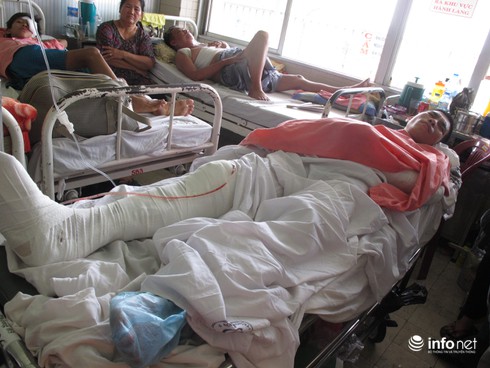 Ba người bị chém đứt gân, vỡ xương - ảnh 1