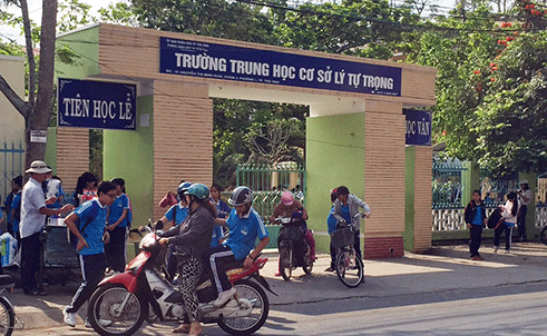 Vụ nữ sinh bị đánh hội đồng ở Trà Vinh: Hiệu trưởng xin lỗi và xin từ chức - ảnh 1