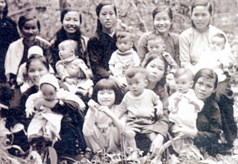 Bác sĩ Nguyễn Quốc Khánh: Lấy xuồng ba lá làm bàn mổ - ảnh 1