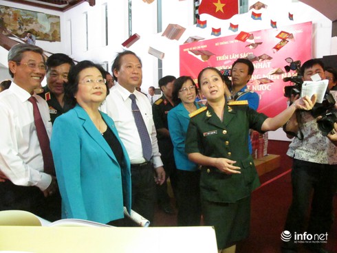 Triển lãm sách “Đất nước thống nhất” mừng ngày 30/4 - ảnh 1
