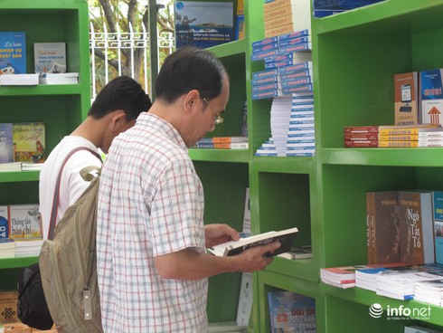 Triển lãm sách “Đất nước thống nhất” mừng ngày 30/4 - ảnh 7