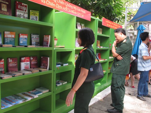 Triển lãm sách “Đất nước thống nhất” mừng ngày 30/4 - ảnh 10