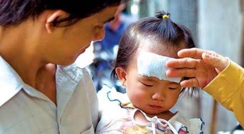 Nguy hiểm khi sử dụng miếng dán hạ sốt sai cách - ảnh 1