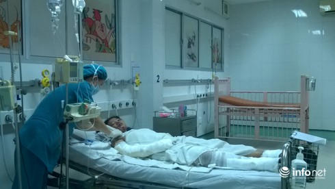 Bé gái bán vé số bị mẹ đốt vẫn nguy kịch, ngón tay bị hoại tử dần dần - ảnh 1