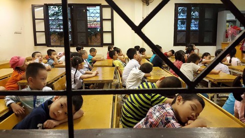 Giật mình bức ảnh trẻ ngủ gật vì phải tập dượt khai giảng từ sáng sớm - ảnh 1