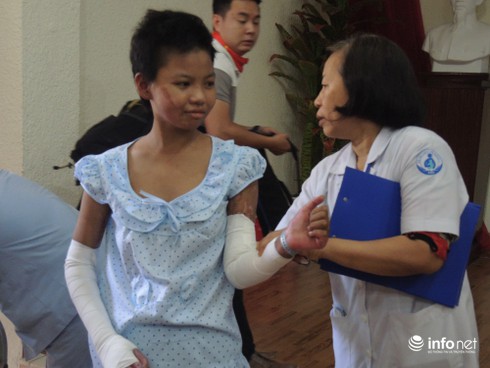 Bé gái bán vé số bị mẹ đốt tươi cười trong ngày xuất viện - ảnh 2