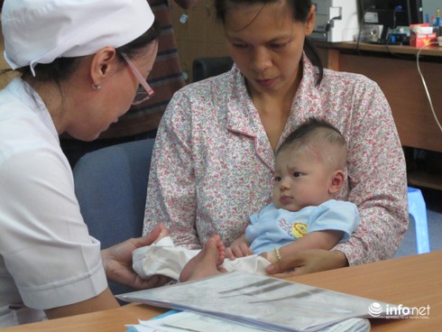 Sức khỏe bé trai bị dao đâm thấu sọ khá tốt trong ngày tái khám - ảnh 3