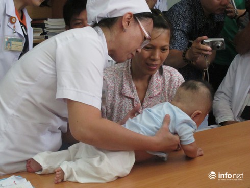 Sức khỏe bé trai bị dao đâm thấu sọ khá tốt trong ngày tái khám - ảnh 4
