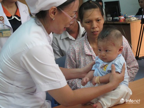 Sức khỏe bé trai bị dao đâm thấu sọ khá tốt trong ngày tái khám - ảnh 5