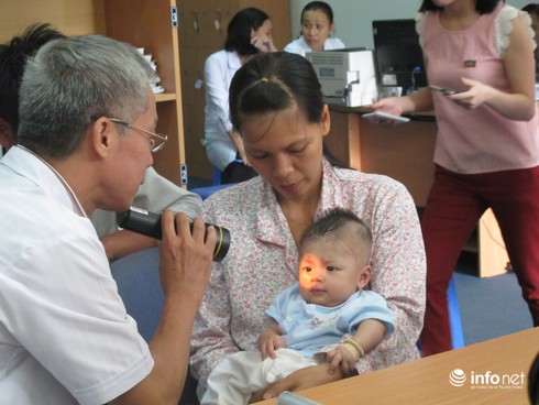 Sức khỏe bé trai bị dao đâm thấu sọ khá tốt trong ngày tái khám - ảnh 6