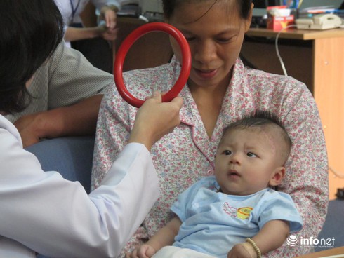 Sức khỏe bé trai bị dao đâm thấu sọ khá tốt trong ngày tái khám - ảnh 7