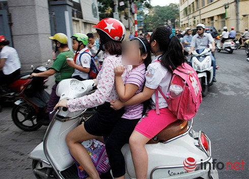 TPHCM “mạnh tay” với học sinh không đội mũ bảo hiểm - ảnh 1