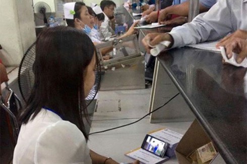 Đình chỉ công việc của nhân viên Bệnh viện Chợ Rẫy xem phim trong giờ làm việc - ảnh 1