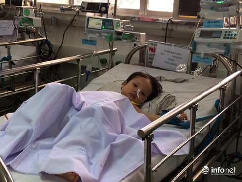 Lần đầu phẫu thuật nội soi lấy khối u gan cho bé nặng 8,8kg - ảnh 1