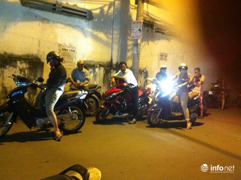 Thi học kỳ I: Phụ huynh nghỉ làm, trốn công sở để đưa đón con học thêm - ảnh 1