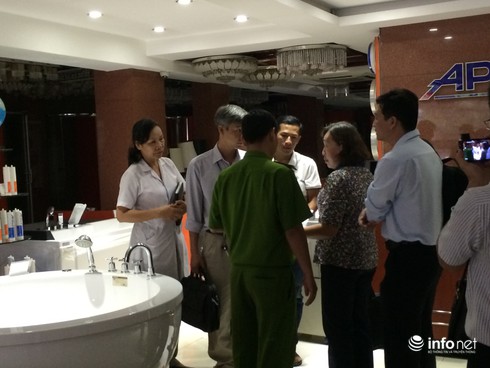 Nhận tiêm vắc xin tại công ty bán thiết bị vệ sinh: Phanh phui nhiều sai phạm - ảnh 1