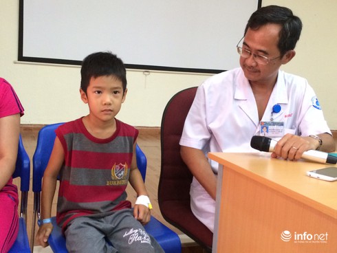 Gắp đầu bút bi bị “bỏ quên” 3 tháng trong phế quản bé trai 7 tuổi - ảnh 3