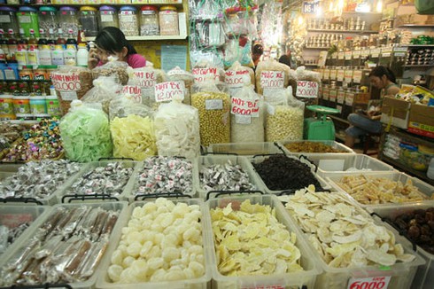 Kiểm tra đột xuất, các hộ sản xuất mứt đều cho biết