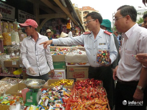 Kiểm tra chợ Bình Tây: Tiểu thương tự đóng gói bánh kẹo - ảnh 1