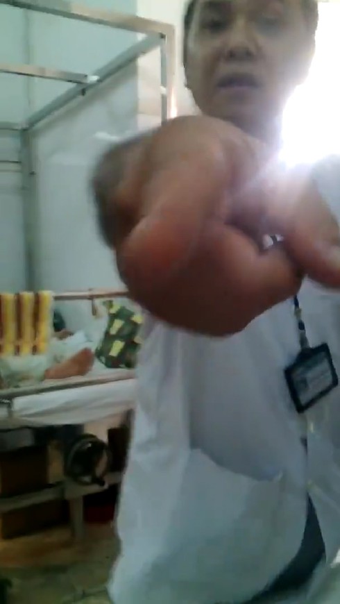 Điều dưỡng viên quát nạt, la lối người nhà bệnh nhân - ảnh 1