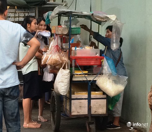 Học sinh vô tư nạp những thức ăn siêu rẻ trước cổng trường học - ảnh 1