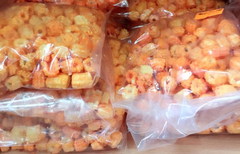 Quà vặt cổng trường: Ăn xong buồn nôn, khó chịu vẫn... ăn - ảnh 1