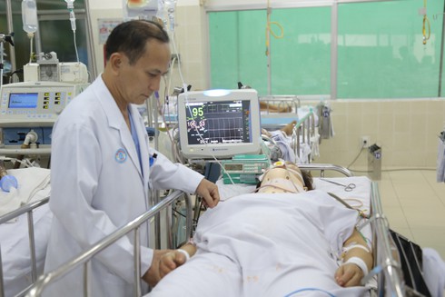 Xe cứu thương tông xe tải: Bệnh nhân từ yếu nửa người thành liệt hoàn toàn - ảnh 1